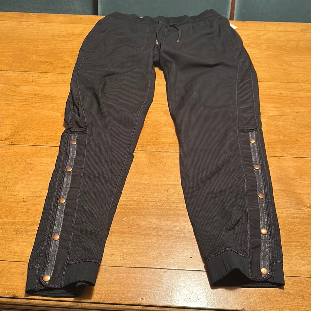 Excellent condition wind pants fitted size 4 front pockets side bottom snaps.